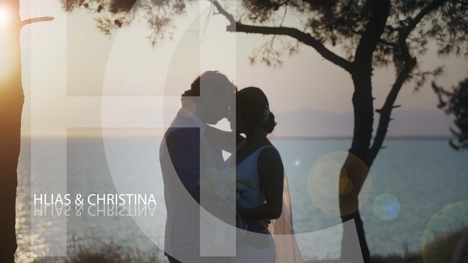 Ιστορίες γάμου Cinematic Wedding Stories in Greece. Ζευγάρι σε στιγμές next day φωτογράφισης στη Θεσσαλονίκη, με θέα την πόλη — βιντεοσκόπηση γάμου Θεσσαλονίκη Filmetron